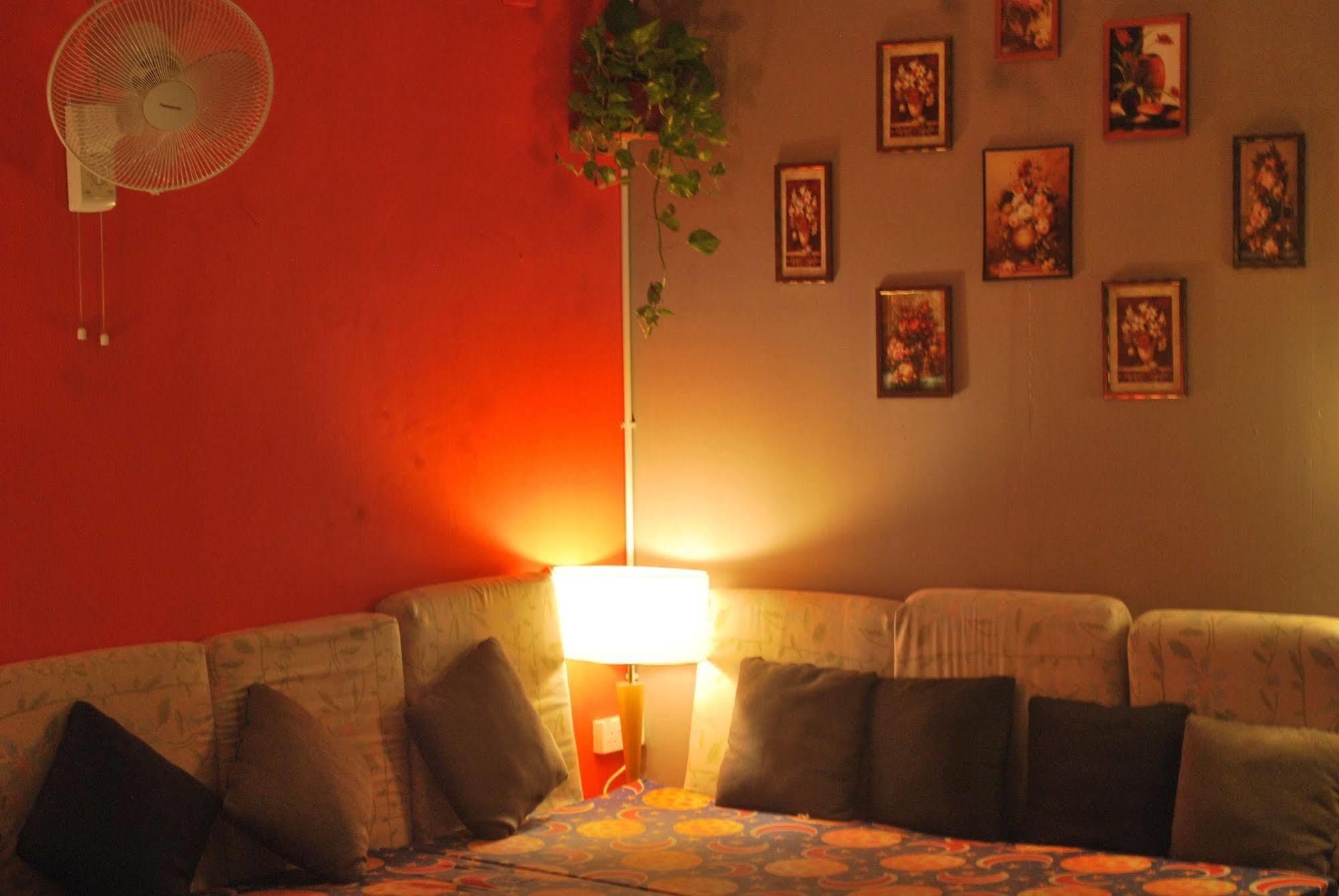 Gibbon Guesthouse Kuching Dış mekan fotoğraf